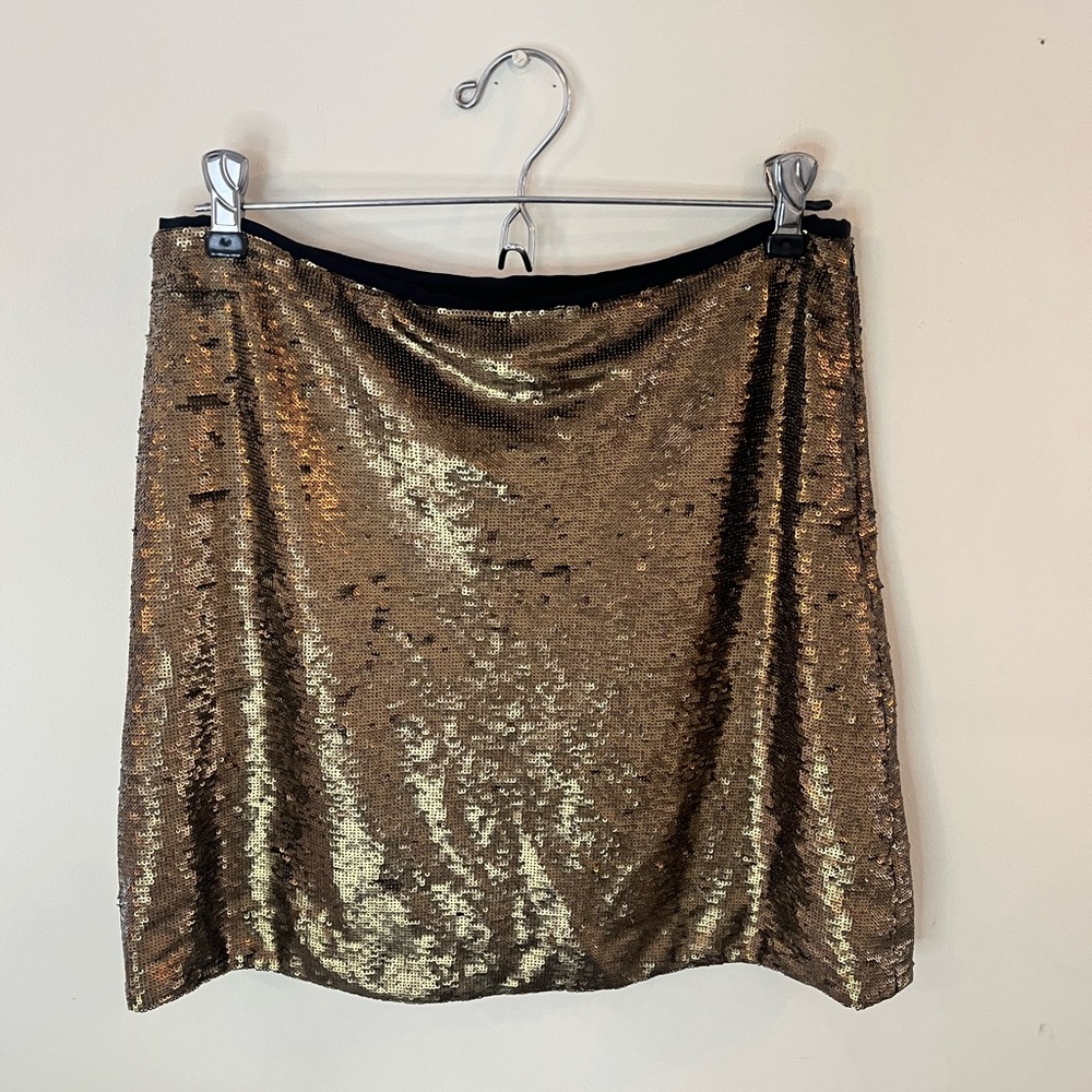 NWT Bronze sequin mini! Size M. So cute! 💛
